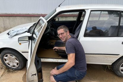 Su coche apareció lleno de agua y barro