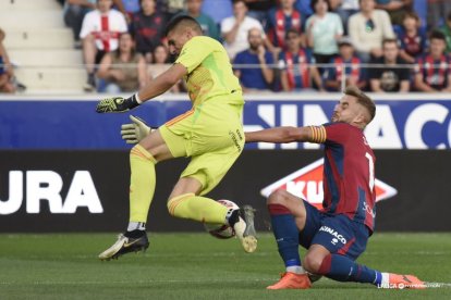 Imagen del partido entre el Huesca y el Burgos CF.