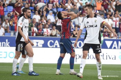 Imagen del partido entre el Huesca y el Burgos CF.