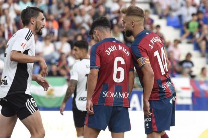 Imagen del partido entre el Huesca y el Burgos CF.