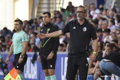 Imagen del partido entre el Huesca y el Burgos CF.