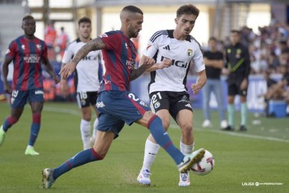 Imagen del partido entre el Huesca y el Burgos CF.