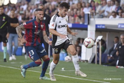 Imagen del partido entre el Huesca y el Burgos CF.