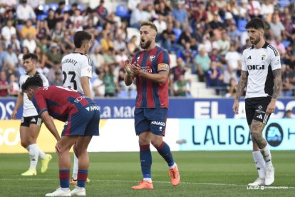 Imagen del partido entre el Huesca y el Burgos CF.