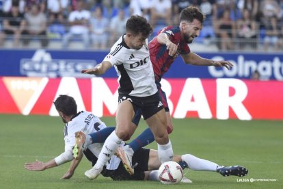 Imagen del partido entre el Huesca y el Burgos CF.