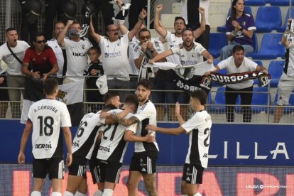 Imagen del partido entre el Huesca y el Burgos CF.