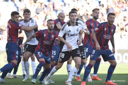 Imagen del partido entre el Huesca y el Burgos CF.