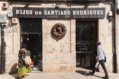 La diosa Minerva preside la fachada de librería más antigua de España, y la quinta de Europa.