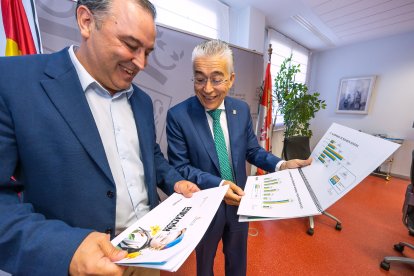 El director provincial de Educación, José Antonio Antón, junto al delegado territorial de la Junta en Burgos, Roberto Saiz, en la presentación de los datos del curso escolar.
