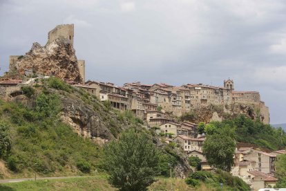 Imponente vista de la localidad de Frías con sus famosas casas colgadas.