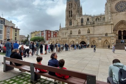 Cola de turistas para entrar gratis a la Catedral de Burgos un martes por la tarde.