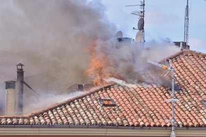 Imagen de llamas saliendo por el tejado.