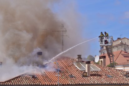 Dos bomberos intervienen desde la autoescala.