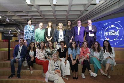 Foto de familia en el Edificio Nexo de participantes en la jornada de Tecnología, Talento y Futuro.