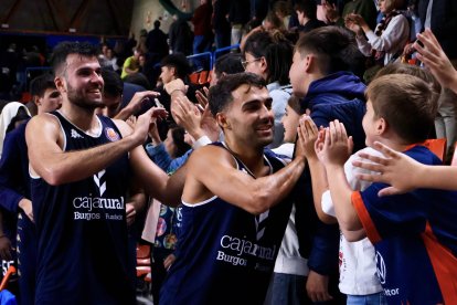 Los jugadores del Tizona celebran con la afición la primera victoria en Copa.