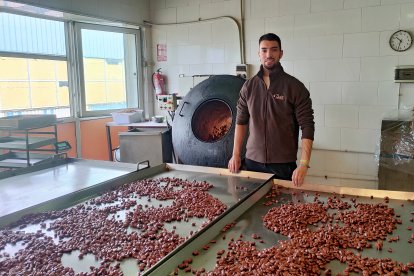 Juan Sarralde, hijo del actual responsable de la empresa, encarna la séptima generación del dulce negocio familiar afincado en Briviesca. / ECB