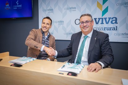 Los representantes de la Fundación Caja Rural y San Pablo Burgos firmaron el convenio.