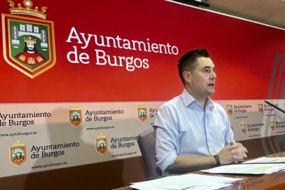 Daniel de la Rosa, en una rueda de prensa en el Ayuntamiento de Burgos.