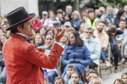 El Señor de las Peonzas durante su espectáculo en el Espolón.