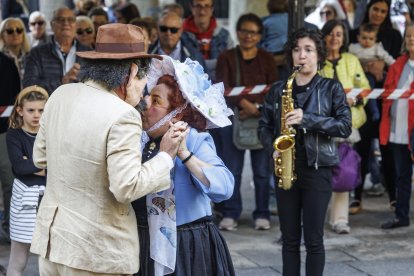 Dos actores, rodeados de público en el Espolón, durante uno de los espectáculos del Enclave de Calle.