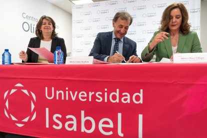 María del Pilar Olalla, Alberto Gómez Barahona y Mónica Pérez Villegas durante la firma del convenio.