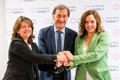 María del Pilar Olalla, Alberto Gómez Barahona y Mónica Pérez Villegas durante la firma del convenio.