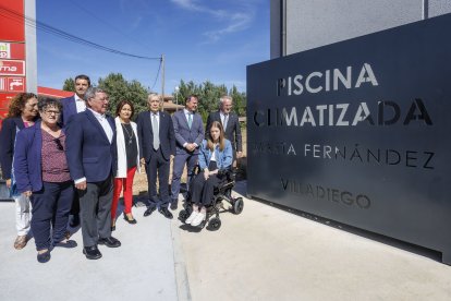 La nadadora y campeona paralímpica, Marta Fernández, en la piscina de Villadiego que lleva su nombre.