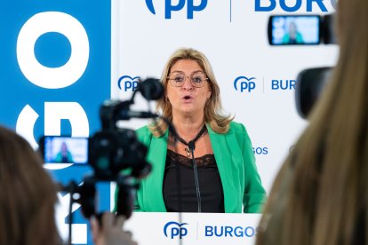 La procuradora del PP por Burgos Inmaculada Ranedo, durante la rueda de prensa en la que valoró la nueva ley de blindaje de los servicios públicos.