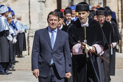 El presidente de la Junta, Alfonso Fernández Mañueco, y el rector de la UBU, Manuel Pérez Mateos.