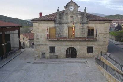 Ayuntamiento de Canicosa de la Sierra, con el frontón cubierto.