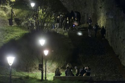 Jóvenes de botellón junto a las escaleras de San Esteban.