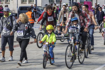 Los participantes, a la salida de la marcha, en el paseo de la Sierra de Atapuerca, en Burgos.