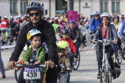 Los participantes, a la salida de la marcha, en el paseo de la Sierra de Atapuerca, en Burgos.