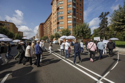 Imagen de peatones cruzando por el tramo de la calle Vitoria entre los números 123 y 125.