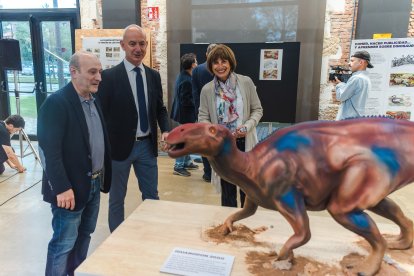 Jordi Rovira y el vicerrector de investigación, José Miguel García Pérez, y la alcaldesa de Salas, Ada Marcos, frente a la reproducción de Iguanodón.