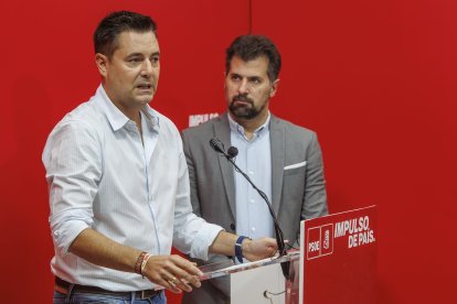 Daniel de la Rosa y Luis Tudanca, en la sede del PSOE de Burgos.