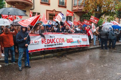 Concentración de CCOO y UGT frente a la patronal burgalesa por las 37,5 horas semanales.