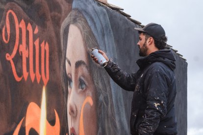 Christian Sasa da los últimos retoques al mural dedicado a Doña Jimena, en el barrio de Cortes.