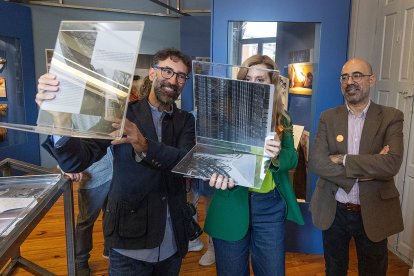 Mar Sancho observa junto a Ayerbe (derecha) y Esquivias páginas del nuevo número de la revista Mirlo, impresa en papel vegetal semitransparente, que homenajea a Londres.