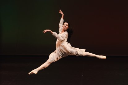 Ana Torrequebrada durante su intervención en el inicio del curso ante los nuevos alumnos de danza.