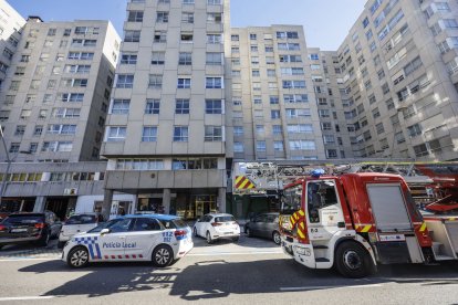 Actuación de los bomberos en el número 42 de la avenida Reyes Católicos.