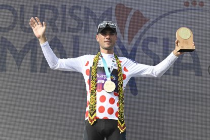 Mario Aparicio, en el podio final como ganador de la montaña.