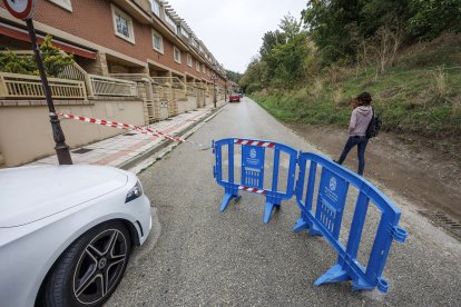 La valla de la Policía Local sigue impidiendo el tránsito de vehículos por la calle Murallas.