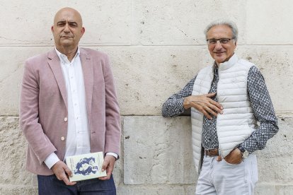 Jesús Toledano (i.) y Jesús de la Gándara, protagonistas de la tertulia literaria de este lunes.