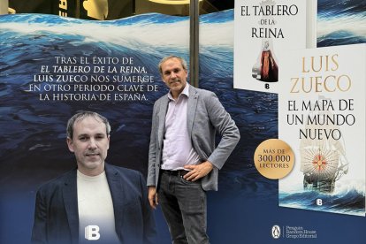 Luis Zueco, posando en la Librería General de Zaragoza.