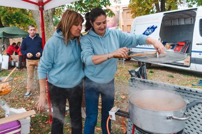 Los participantes se afanan en los fogones.