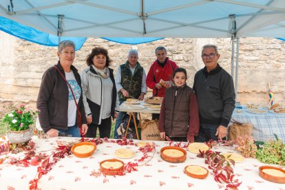 Los participantes se afanan en los fogones.