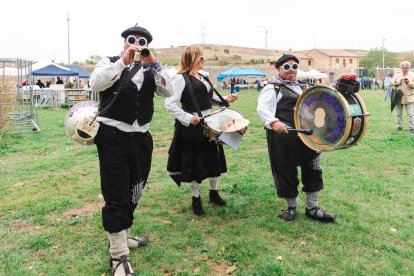 Los participantes se afanan en los fogones.