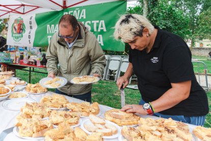 Los participantes se afanan en los fogones.