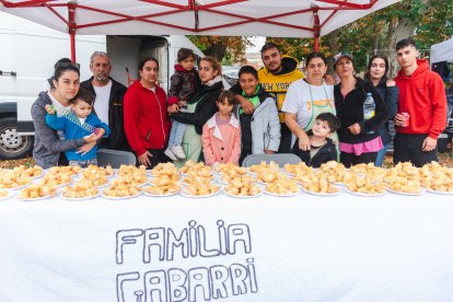 Los participantes se afanan en los fogones.